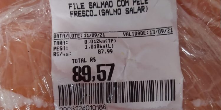 Exame encontra formol em salmão comprado no Extra no litoral de SP