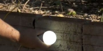 Moradores de Foz do Iguaçu relatam que equipamentos funcionam fora da tomada e que levam choques ao pôr roupa no varal; uma pessoa morreu