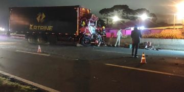 Grave acidente envolvendo dois caminhões deixa um morto na BR-277