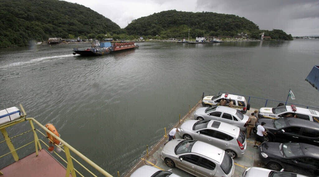 Ferry boat de Guaratuba passa a ter limite para caminhões durante o verão