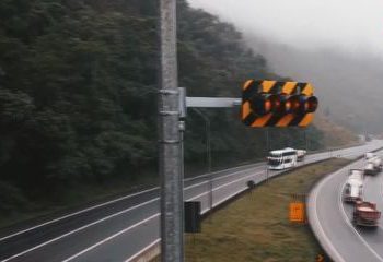 Novo sistema semafórico alerta sobre bloqueios na rodovia, em Guaratuba