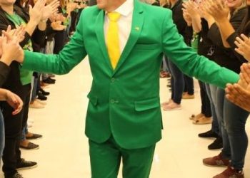 Torcedor do Athletico é demitido após arremessar copo de cerveja em empresário Luciano Hang