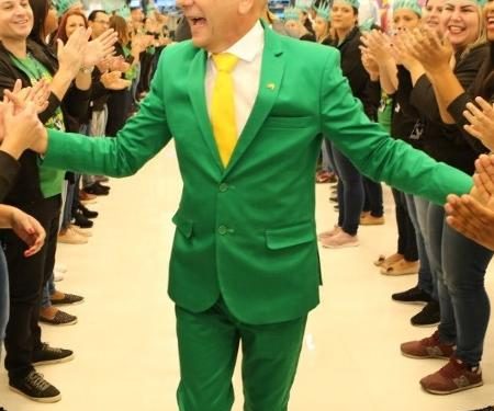 Torcedor do Athletico é demitido após arremessar copo de cerveja em empresário Luciano Hang