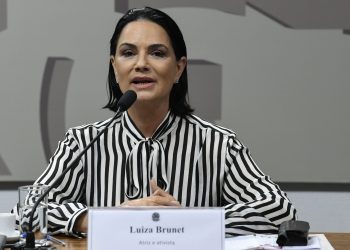 Luiza Brunet participa de caminhada por fim da violência