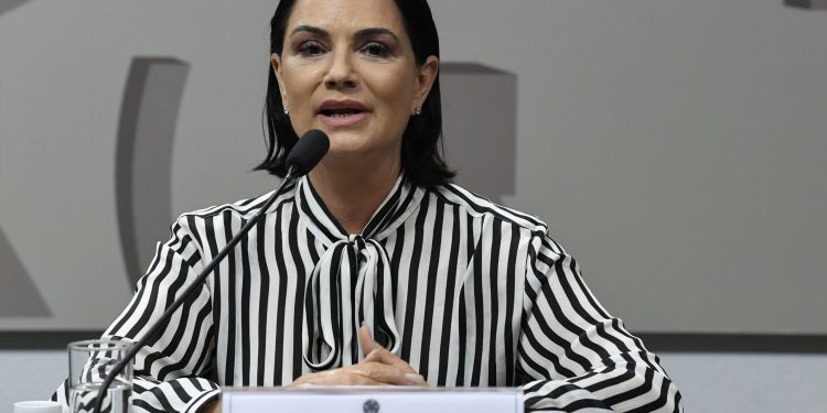 Luiza Brunet participa de caminhada por fim da violência