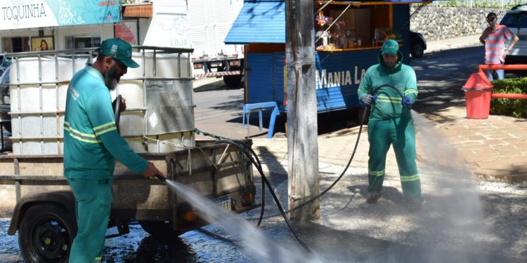 MANUTENÇÃO NA RUA XV DE NOVEMBRO CONTINUA EM GUARAPUAVA