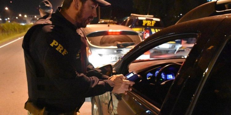 Álcool e direção: PRF aplica mais multas nos últimos meses no Paraná