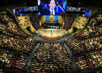 Encanador encontra centenas de envelopes de dinheiro em parede de igreja de pastor evangélico famoso nos EUA