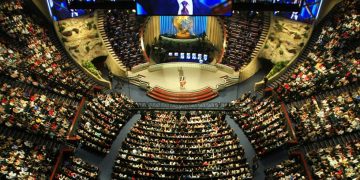 Encanador encontra centenas de envelopes de dinheiro em parede de igreja de pastor evangélico famoso nos EUA