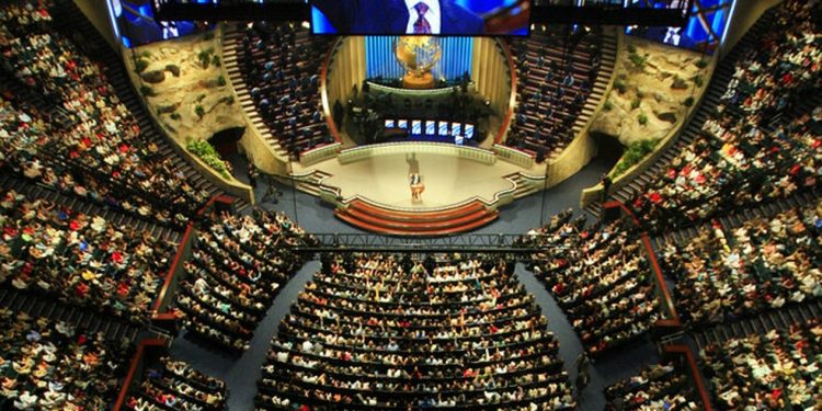 Encanador encontra centenas de envelopes de dinheiro em parede de igreja de pastor evangélico famoso nos EUA