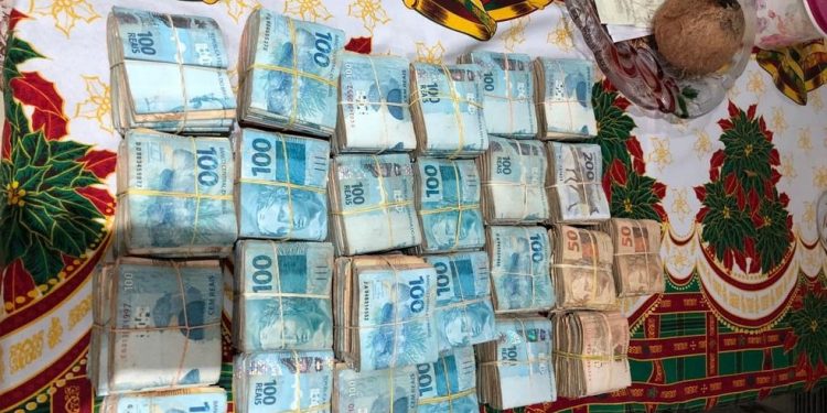 PF investiga grupo suspeito de contrabandear cigarros e lavar dinheiro em lojas de bebidas, no Paraná