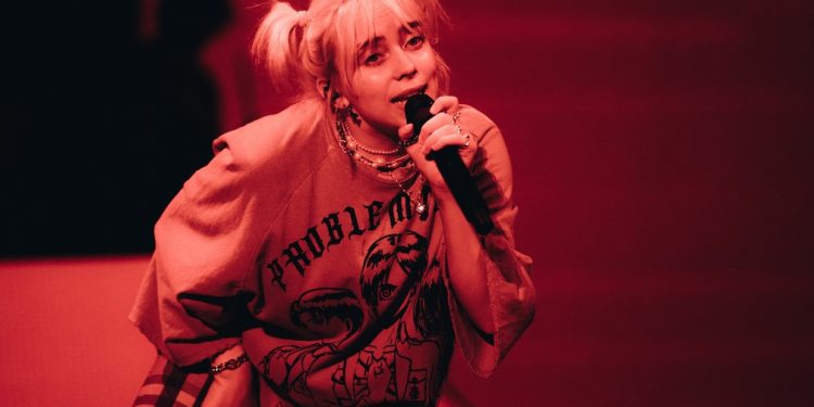 Billie Eilish diz que ver pornografia desde os 11 anos ‘destruiu o cérebro’
