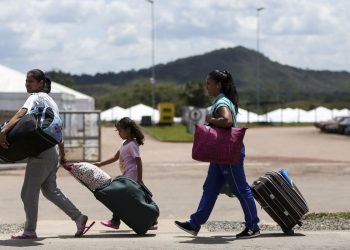 Número de imigrantes dobra em 1 década, com menos brancos e mais mulheres