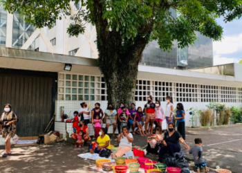 Sem a Casa de Passagem, mulheres Caingangues do Rio das Cobras acampam no Palácio das Araucárias