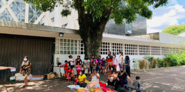 Sem a Casa de Passagem, mulheres Caingangues do Rio das Cobras acampam no Palácio das Araucárias