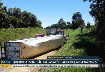 Seguranças trocam tiros com suspeitos de saquear carga de carne suína após acidente; quatro pessoas foram presas, diz PRF