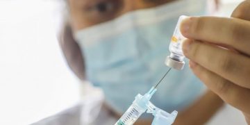 Três doses de Pfizer neutralizam variante Ômicron, anuncia a farmacêutica