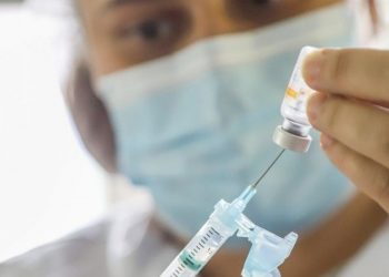 Uma das vacinas já apresenta eficácia contra a Ômicron. Consegue adivinhar qual?
