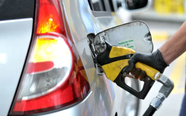 Combustíveis seguem ‘vilões’ da inflação; etanol subiu quase 70% em 12 meses