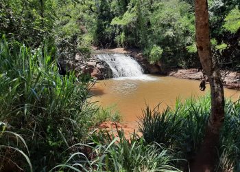Homem fica ferido após pular em cachoeira, no Paraná, dizem bombeiros