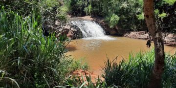 Homem fica ferido após pular em cachoeira, no Paraná, dizem bombeiros