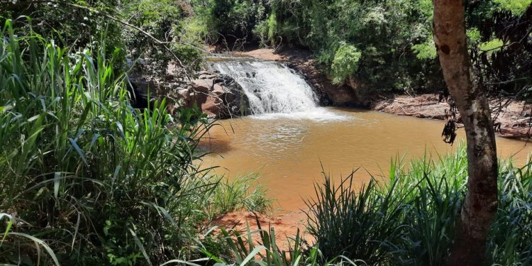 Homem fica ferido após pular em cachoeira, no Paraná, dizem bombeiros