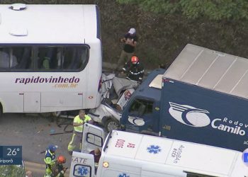 Carro fica prensado entre ônibus e caminhão após acidente na Rodovia Edgar Máximo Zambotto, em Cajamar-SP