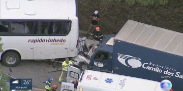 Carro fica prensado entre ônibus e caminhão após acidente na Rodovia Edgar Máximo Zambotto, em Cajamar-SP