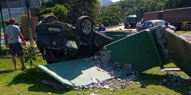 Colisão entre carro e caminhão-cegonha deixa cinco feridos na BR-277, em Morretes