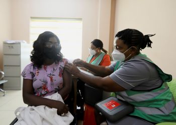 Covid: o país que só vacinou 3% da população, mas vai destruir 1 milhão de doses vencidas