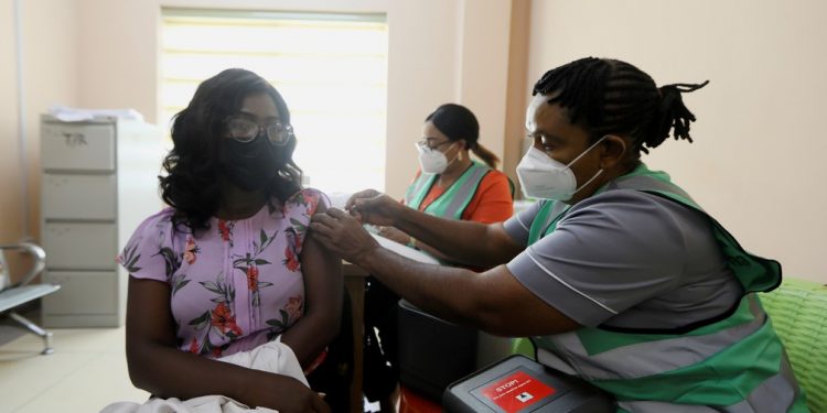 Covid: o país que só vacinou 3% da população, mas vai destruir 1 milhão de doses vencidas