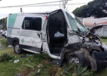 Cinco pessoas ficam feridas em batida entre ambulância e ônibus, em Curitiba
