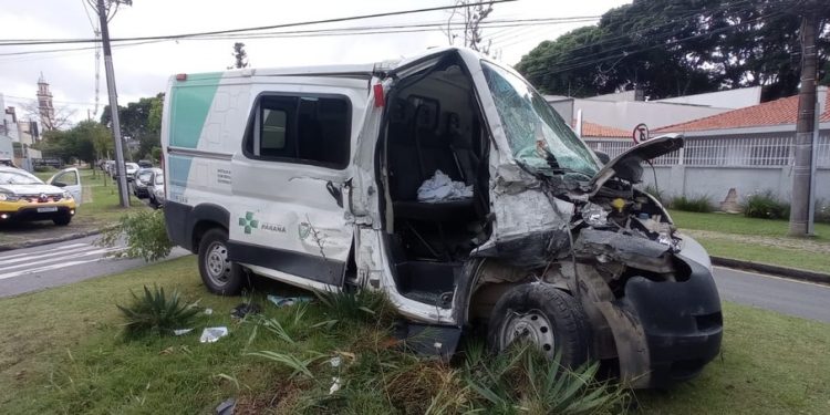 Cinco pessoas ficam feridas em batida entre ambulância e ônibus, em Curitiba