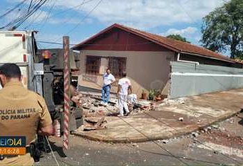 Caminhão atinge muro, tomba e arranca fiação elétrica, em Apucarana