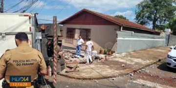 Caminhão atinge muro, tomba e arranca fiação elétrica, em Apucarana