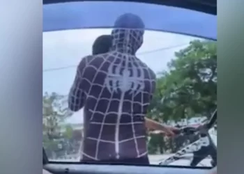 ‘Homem-Aranha’ enforca e derruba criança após sair de trenzinho da alegria no Vale do Mucuri