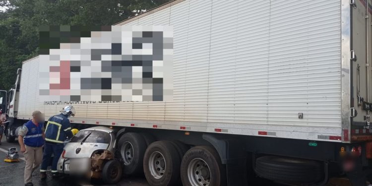 Mulher morre após bater carro contra placa de sinalização e caminhão na PR-444, em Arapongas