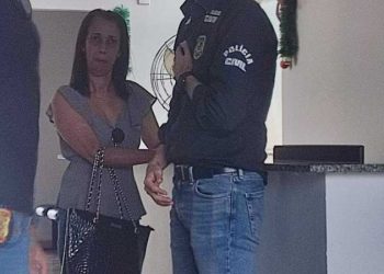 Mulher que convenceu assassino da namorada a se entregar presta depoimento