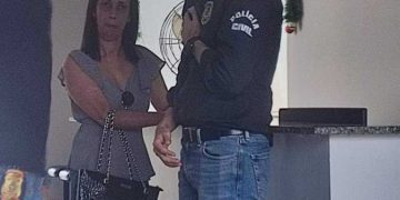 Mulher que convenceu assassino da namorada a se entregar presta depoimento