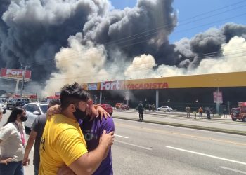 Vídeo mostra clientes saindo de supermercado que pegou fogo em Florianópolis: ‘Medo que ia explodir’, diz moradora