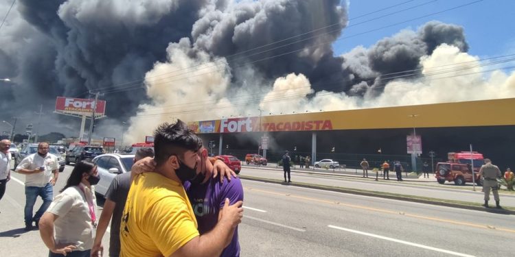 Vídeo mostra clientes saindo de supermercado que pegou fogo em Florianópolis: ‘Medo que ia explodir’, diz moradora
