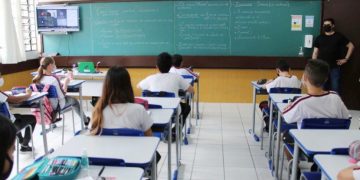 Piso salarial dos professores do Paraná pode ter reajuste de até 48,7% em 2022