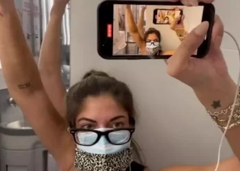 Mulher fica 4h em banheiro de avião após testar positivo