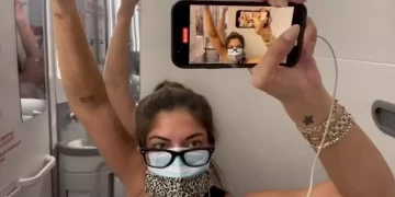 Mulher fica 4h em banheiro de avião após testar positivo