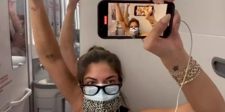 Mulher fica 4h em banheiro de avião após testar positivo