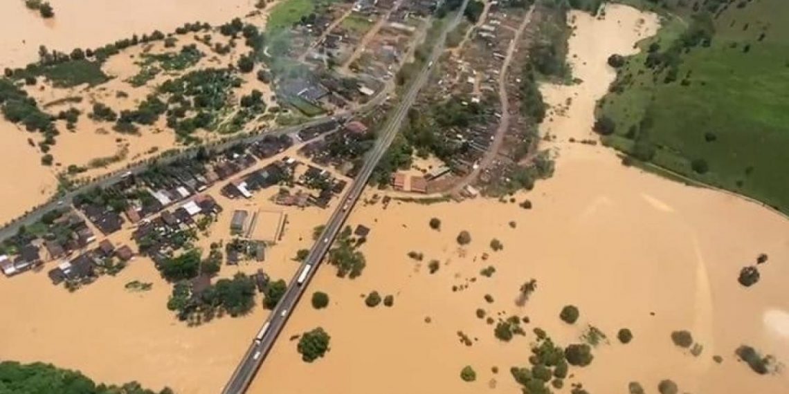 Chuvas no sul da Bahia: estrada vira rio entre Trancoso e Praia do Espelho