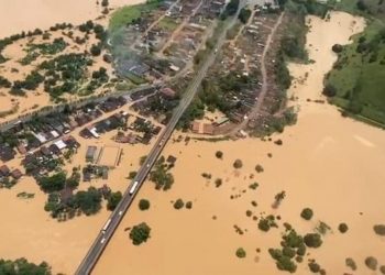 Chuvas no sul da Bahia: estrada vira rio entre Trancoso e Praia do Espelho