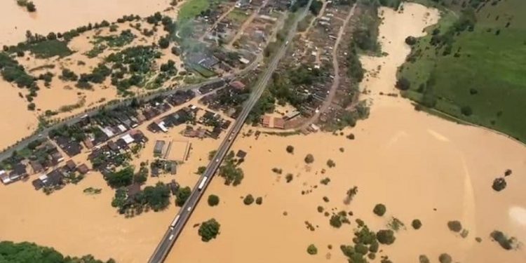 Chuvas no sul da Bahia: estrada vira rio entre Trancoso e Praia do Espelho