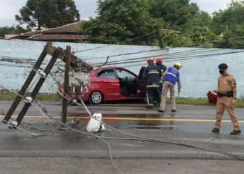 Motorista de app bate contra poste na RMC e fica preso dentro do carro por risco de descarga elétrica