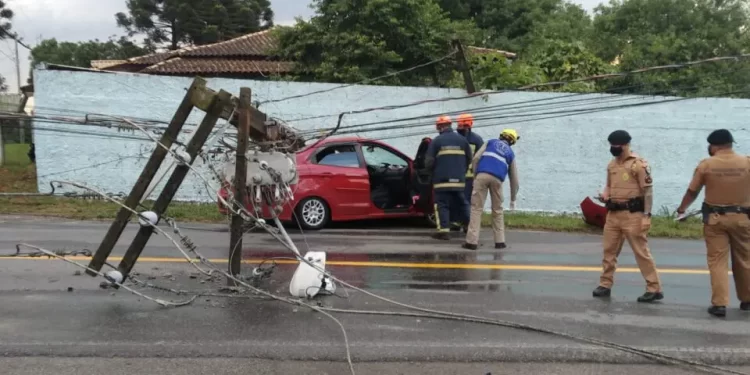 Motorista de app bate contra poste na RMC e fica preso dentro do carro por risco de descarga elétrica